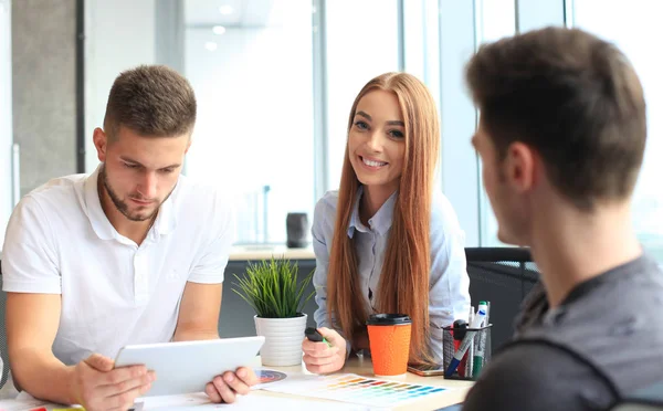 Foto unga businessmans besättning arbetar med nya startup-projekt — Stockfoto