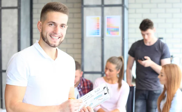 Homme d'affaires avec des collègues en arrière-plan dans le bureau — Photo