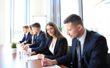 Gülümseyen İş kadını Kameraya Bakıyor