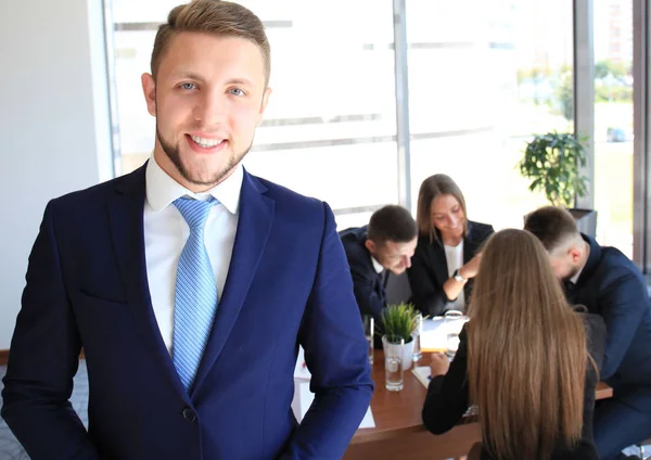 Zakenman met collega 's — Stockfoto