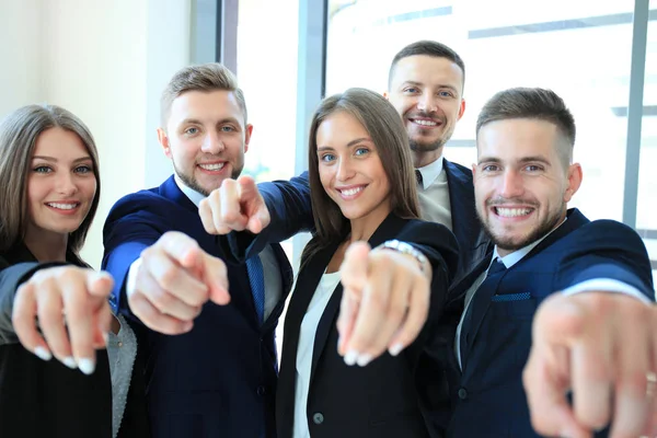 Retrato de animados jovens empresários — Fotografia de Stock