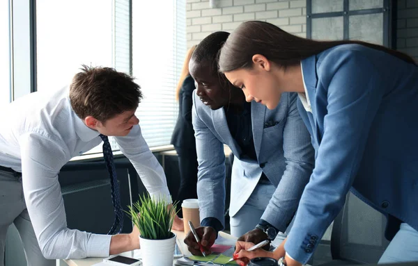 L'équipe d'affaires de démarrage sur la réunion dans l'intérieur lumineux moderne de bureau Brainstorming — Photo