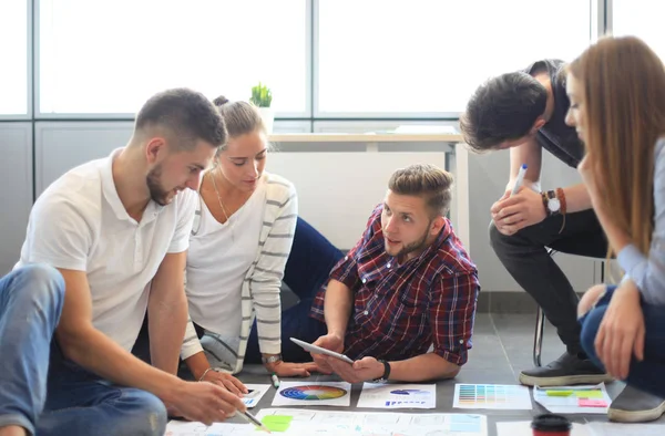 Grupo de jóvenes diseñadores haciendo bocetos — Foto de Stock