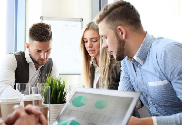 Retrato de socios comerciales inteligentes planificación del trabajo — Foto de Stock