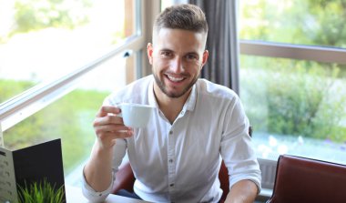 Modern işadamı kahve içme 