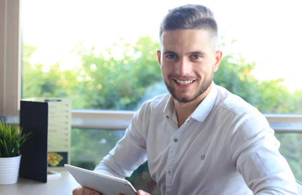 Hombre de negocios moderno bebiendo café — Foto de Stock