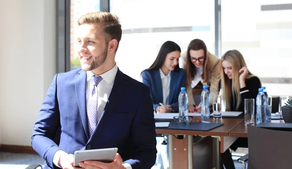 Empresario con colegas — Foto de Stock