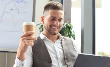 Ofiste kahve içme Modern iş adamı