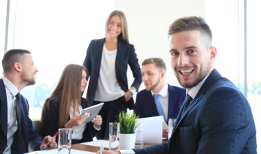 meslektaşları ile işadamı