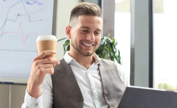 Moderna affärsmannen dricker kaffe på kontoret — Stockfoto