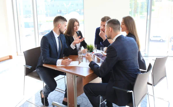 Opstart business team på møde i moderne lyse kontor - Stock-foto