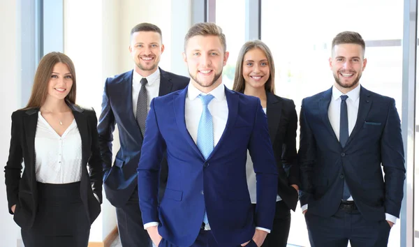 Affärsman med kollegor i bakgrunden på kontoret — Stockfoto