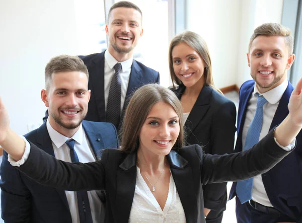 Mensen die selfie op zakelijke bijeenkomst — Stockfoto