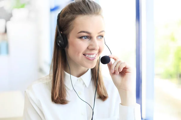 Güzel genç kadın çağrı merkezi operatörü ile kulaklık — Stok fotoğraf