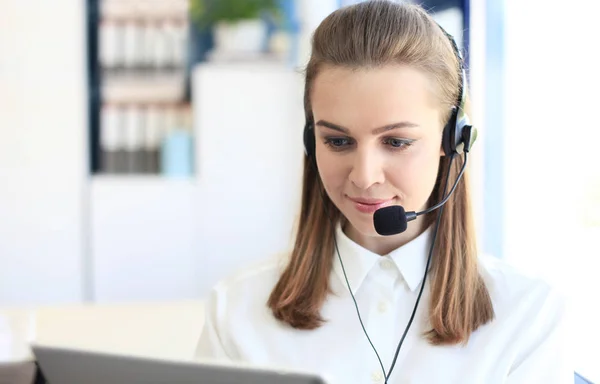 Belle jeune opérateur de centre d'appels féminin avec casque — Photo