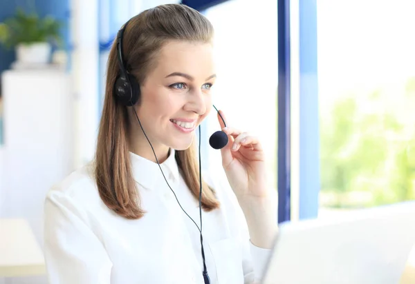Krásná mladá žena call centrum operátor s mikrofonem — Stock fotografie