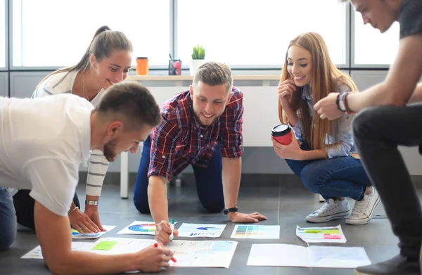 Grupo de jóvenes empresarios y diseñadores — Foto de Stock