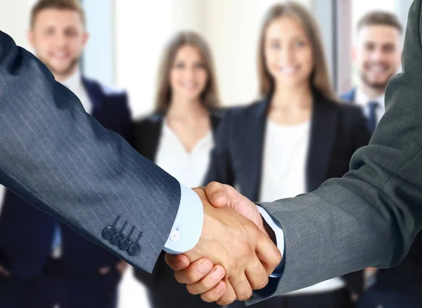 Business handshake e uomini d'affari — Foto Stock