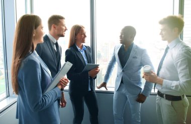 Genç profesyoneller modern ofis iş