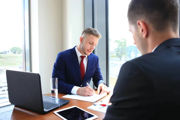 Bilden av två unga affärspartner — Stockfoto