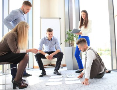 Proje planı ortaya konulan yere bakarak yaratıcı insanlar.