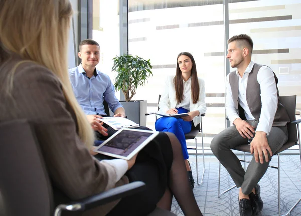 Gruppen av unga affärsmän att ha ett möte — Stockfoto