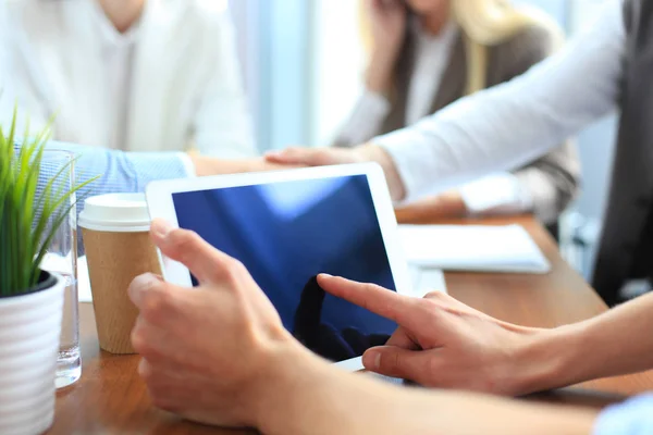 Unternehmensberater analysiert Geschäftszahlen — Stockfoto