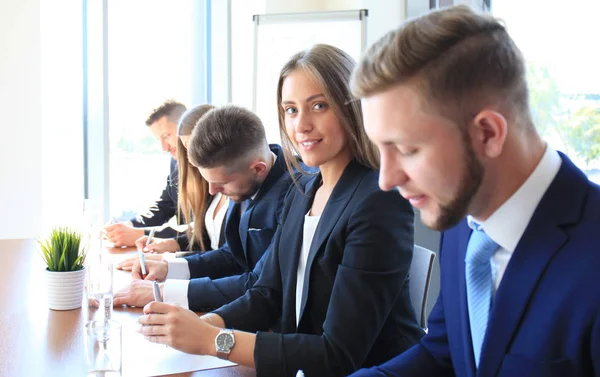 Uśmiechnięta bizneswoman patrząca w kamerę — Zdjęcie stockowe