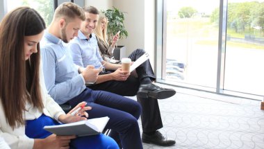 İş adamları iş görüşmesi için bekliyor.