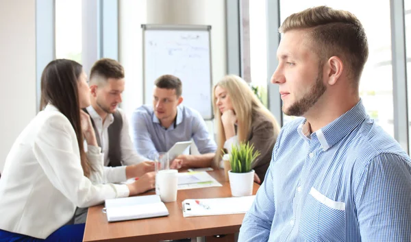 Zakenman met collega 's — Stockfoto