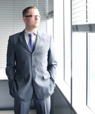 Pencereden bakan yakışıklı iş adamı