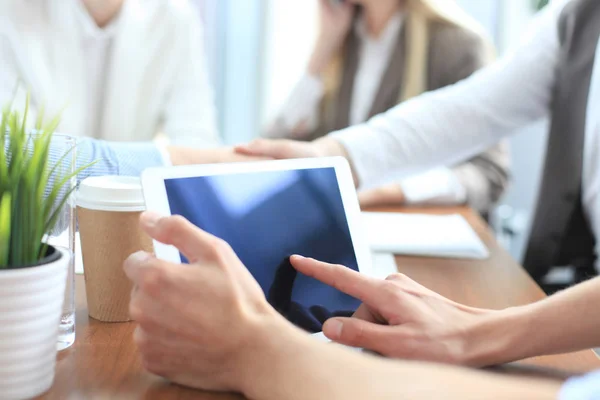 Unternehmensberater analysiert Geschäftszahlen — Stockfoto