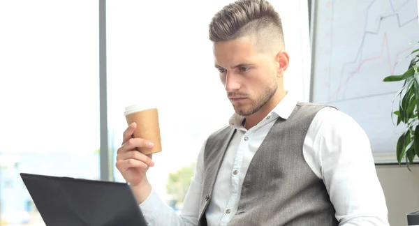 Σύγχρονο επιχειρηματία πίνοντας καφέ — Φωτογραφία Αρχείου
