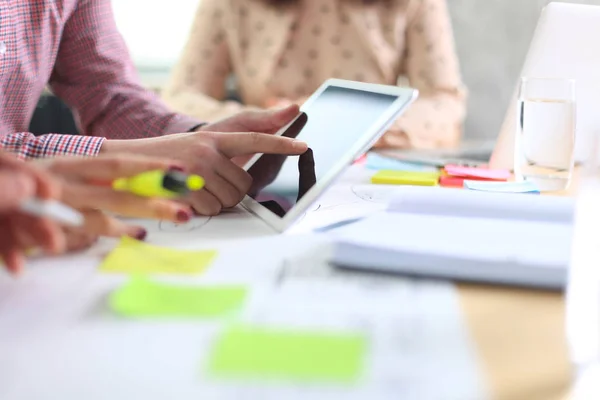 Bedrijfspersoon analyseren van financiële statistieken — Stockfoto