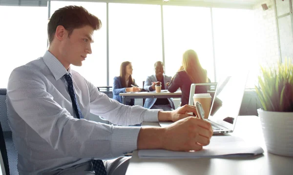 Hombre de negocios guapo que trabaja con el ordenador portátil — Foto de Stock