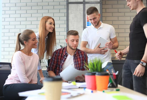 Grupo de jóvenes empresarios — Foto de Stock