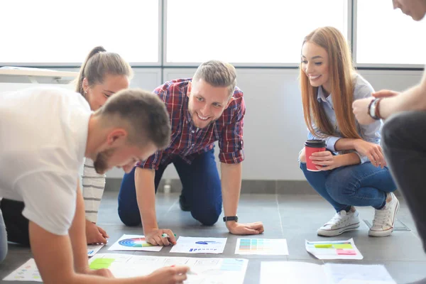 Grupo de jóvenes empresarios — Foto de Stock