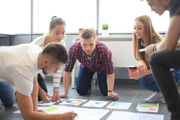 Groupe de jeunes entrepreneurs — Photo