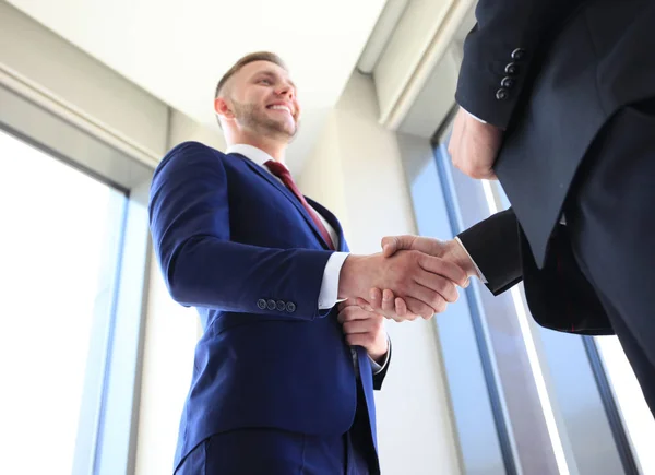 Affärsmän skakar hand — Stockfoto