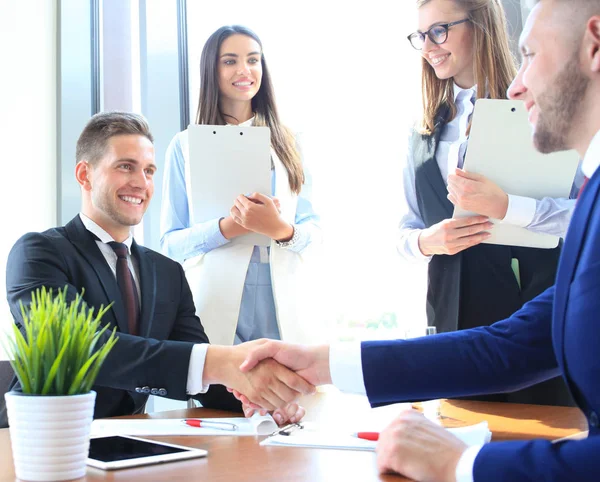 Affärsmän skakar hand — Stockfoto