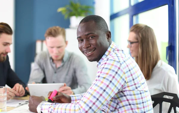 Porträt eines lächelnden afrikanisch-amerikanischen Geschäftsmannes — Stockfoto