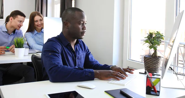 Bonito empresário afro-americano trabalhando no escritório . — Fotografia de Stock