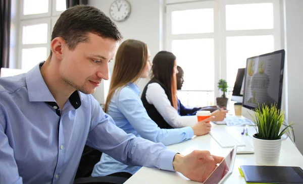 Team van collega 's brainstormen samen tijdens het werken aan de computer. — Stockfoto