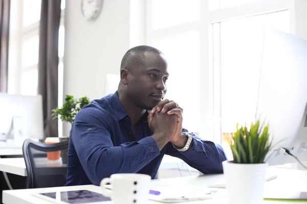 Портрет щасливі афро-американських підприємець розміщується лічильник в офісі. — стокове фото