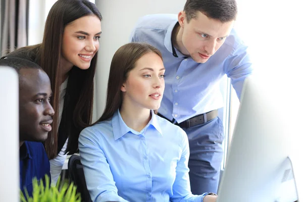 Equipo de colegas haciendo una lluvia de ideas mientras trabajan en la computadora. — Foto de Stock