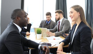 Görüntü office toplantıda etkileşim iki genç iş adamları.