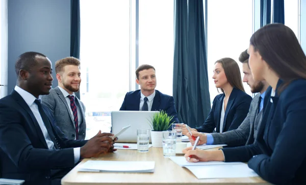 Gente de negocios del grupo trabajando juntos y haciendo una lluvia de ideas . —  Fotos de Stock