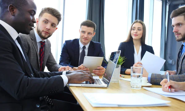 Gente de negocios del grupo trabajando juntos y haciendo una lluvia de ideas . —  Fotos de Stock