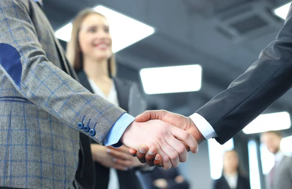 Gente de negocios dándose la mano, terminando una reunión. — Foto de Stock