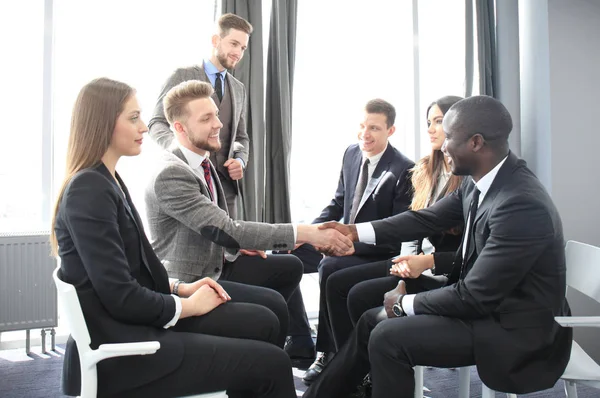 Üzletemberek kezet ráznak, befejeznek egy találkozót.. — Stock Fotó